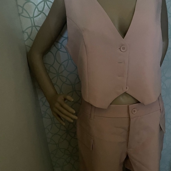 Pink Bermudas with a relaxed fit and high-waisted design - Picture 7 of 9